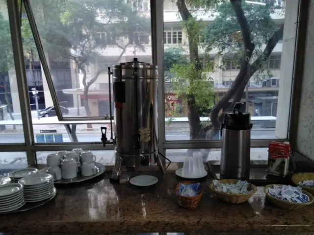 El café del desayuno, junto a la ventana sobre la avenida