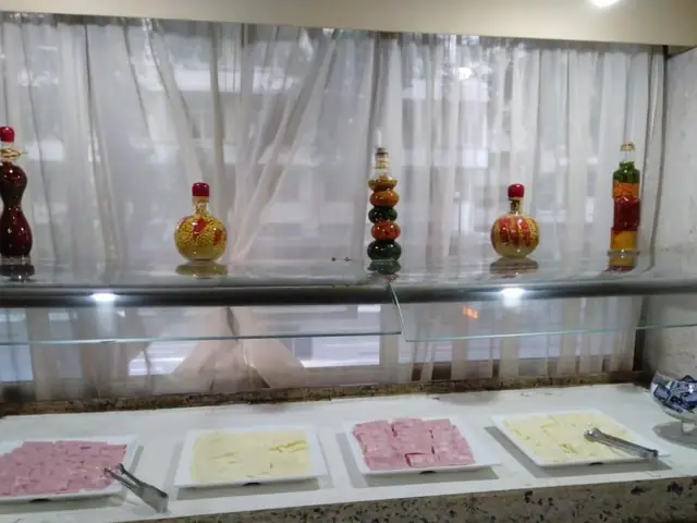 Fiambres y quesos en el buffet del desayuno