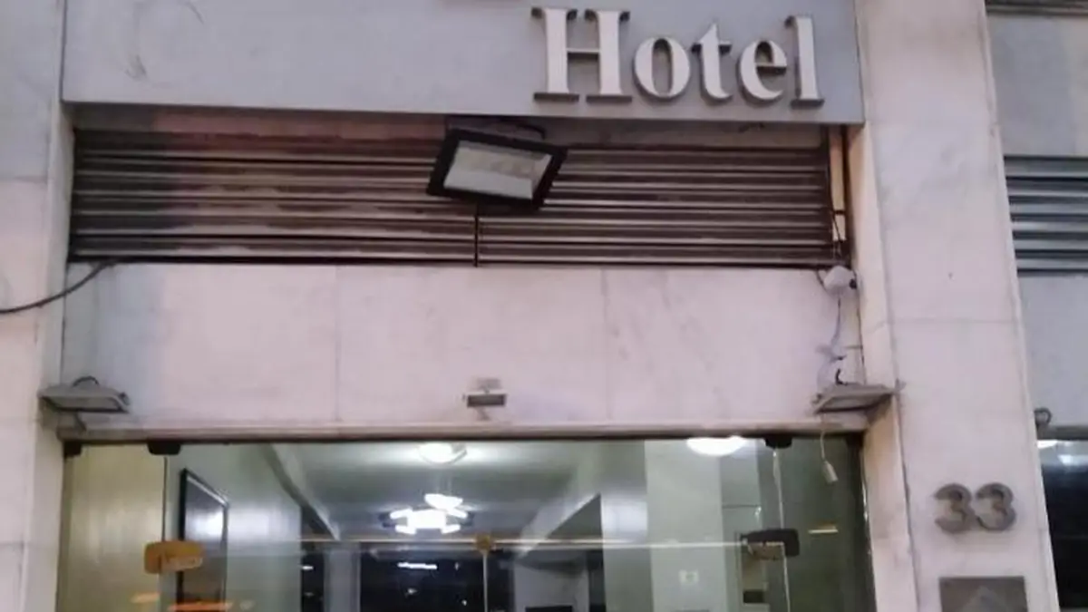 La entrada del Hotel Atlântico Avenida, con puertas de vidrio