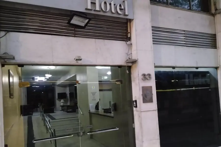 La entrada del Hotel Atlântico Avenida sobre la avenida Rio Branco, con el cartel «Hotel» y el número 33