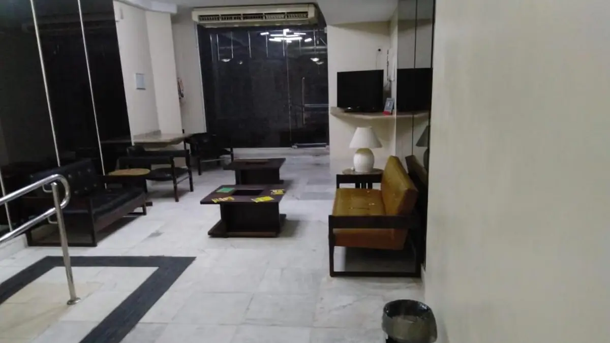 El lobby del Hotel Atlântico Avenida, con sillones y piso de mármol